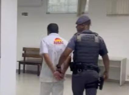 Acusado de esfaquear 3 colegas de trabalho, homem assume que planejou o crime